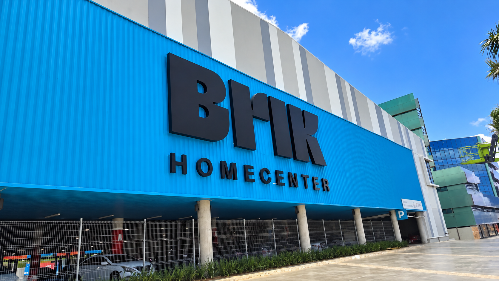 Fachada turquesa de Brik Homecenter